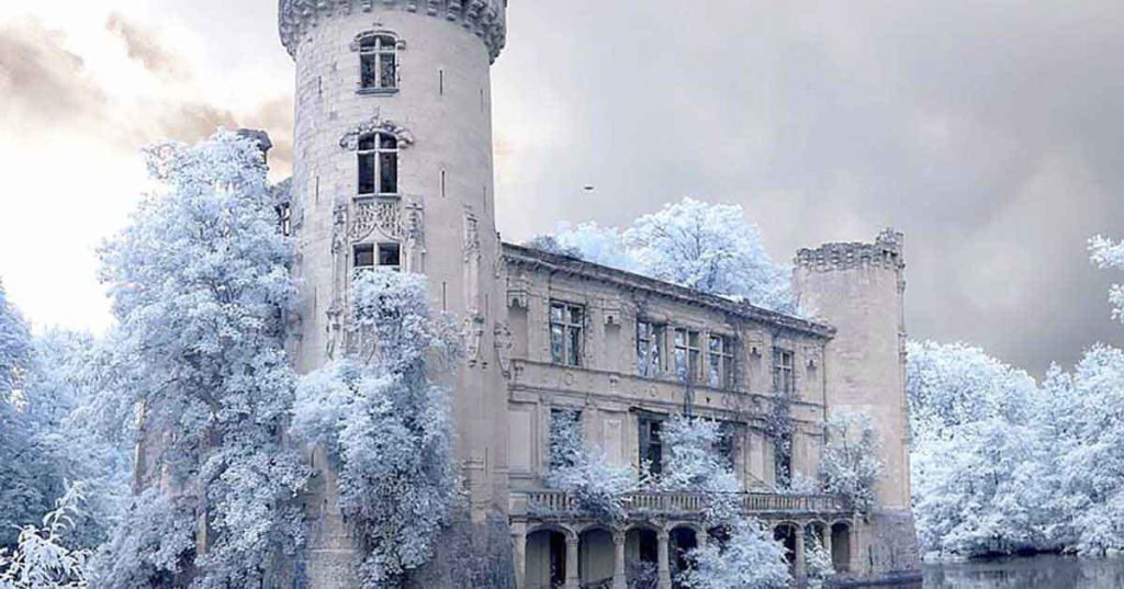 Ютится замок в снежной белизне (Рильке, перевод с немецкого А. Даниф)